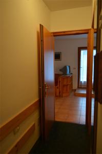 uma porta aberta para um quarto com um corredor em Appartamenti BUCANEVE em Madonna di Campiglio