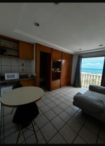 una cucina e un soggiorno con un tavolo e un divano di Classic Flat a Fortaleza