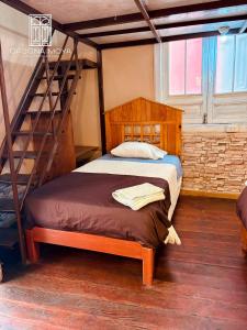 ein Schlafzimmer mit einem Etagenbett und einer Treppe in der Unterkunft Casona Moya in Arequipa