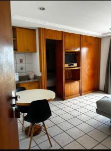 un soggiorno con un tavolo e una cucina di Classic Flat a Fortaleza Altre 7 foto