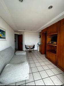 un soggiorno con un divano e un tavolo di Classic Flat a Fortaleza