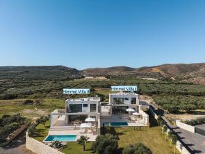 Nespecifikovaný výhled na hory nebo výhled na hory při pohledu z vily