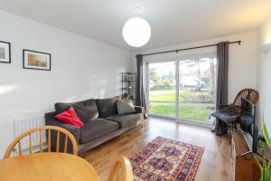 Et opholdsområde på Neat 2 bedroom ground floor flat