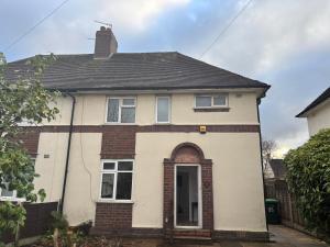 een wit en rood huis met een zwart dak bij Modern 3 bedroom home refurbished with parking in Wednesbury