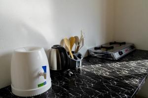 un comptoir de cuisine avec un mixeur et des ustensiles dans l'établissement Eco Paradise UAQ Harmony with Nature, à Umm Al Quwain