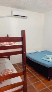 een slaapkamer met twee stapelbedden in een kamer bij Praia dos Anjos Suítes in Arraial do Cabo