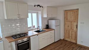 Nhà bếp/bếp nhỏ tại Apartment Polubny +13 ảnh