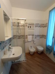 een badkamer met wastafel, douche en toilet bij Hello Parma in Parma