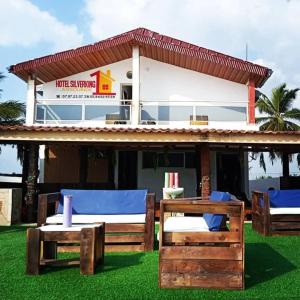 Χώρος καθιστικού στο Silverking ASSOUINDÉ