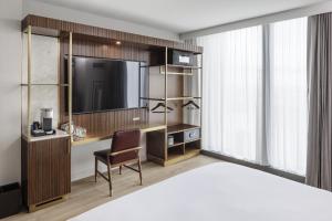 een hotelkamer met een bed, een bureau en een tv bij Hilton Arlington Rosslyn The Key in Arlington +60 foto's