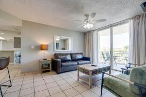 基韦斯特The Barbados - Sunrise Suites的客厅里有一张沙发和一张桌子。