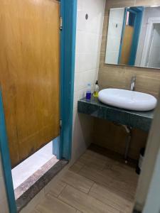 een badkamer met een wastafel en een spiegel bij Dar rahma in Khenifra