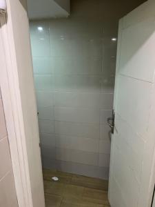 een badkamer met een witte douchecabine met een deur bij Dar rahma in Khenifra