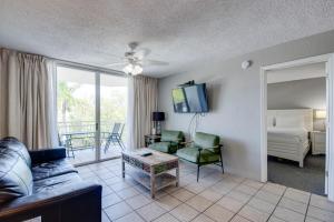 基韦斯特The Barbados - Sunrise Suites的客厅里有一张沙发、一张床和一台电视