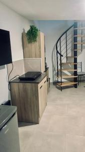 een kamer met een keuken met een trap en een tafel bij À Lens comme à la maison in Lens