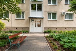 een bankje voor een gebouw bij Comfort 28 Parkside Comfort in Miskolc