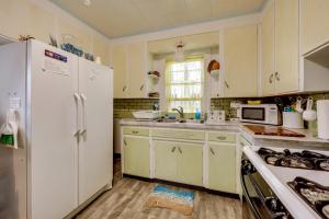 Kuchyň nebo kuchyňský kout v ubytování Idyllic Rochester Apt with Hot Tub 2 Miles to Dtwn!