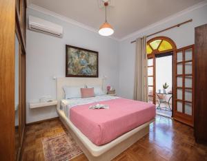 En eller flere senge i et værelse på Orchid 3 Bedroom Suite Kastraki