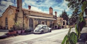 un'auto argentata parcheggiata davanti a un edificio di Auberge de la Croix du Pape a Èze