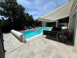 ein Schwimmbecken mit Liege und Poolnudel in der Unterkunft Charmant Studio in La Motte-dʼAigues + 1 Foto