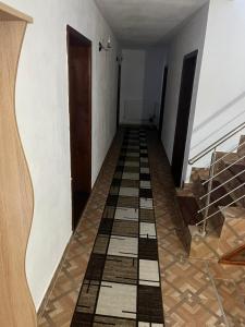 un couloir vide avec du carrelage et des escaliers dans l'établissement Cabana Bianca & Iair, à Poiana Vadului 26 autres photos