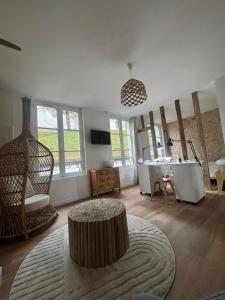 a living room with a couch and a table at Résidence ARTHUS Cinopé in Pierrefonds