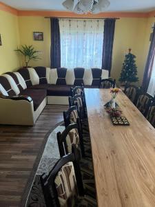 un salon avec une table et un canapé dans l'établissement Cabana Bianca & Iair, à Poiana Vadului