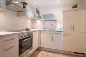 Køkken eller tekøkken på Stylish Old Town Apartment with Free Parking and a Balcony near the Cathedral