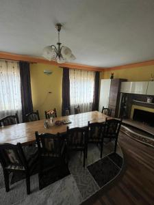 une salle à manger avec une table et des chaises en bois dans l'établissement Cabana Bianca & Iair, à Poiana Vadului