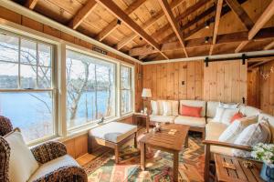 Χώρος καθιστικού στο 10 ft from Crystal Lake New renovation