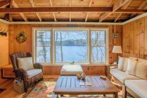 Χώρος καθιστικού στο 10 ft from Crystal Lake New renovation