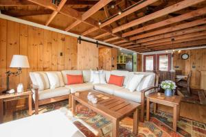 Χώρος καθιστικού στο 10 ft from Crystal Lake New renovation