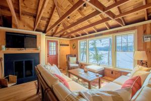 Χώρος καθιστικού στο 10 ft from Crystal Lake New renovation