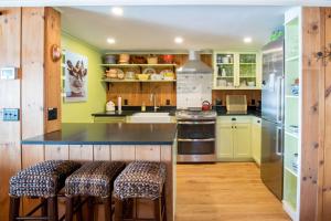 Η κουζίνα ή μικρή κουζίνα στο 10 ft from Crystal Lake New renovation +27 φωτογραφίες