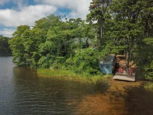 una casa sulla riva di un fiume di 10 ft from Crystal Lake New renovation a Orleans