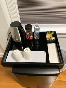 Kaffe- og tefaciliteter på Comfort guest room 30mins away from city