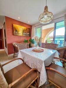 une salle à manger avec une table et quelques chaises dans l'établissement Pipa Paradise Vista Piscina 500m da Praia do Amor, à Pipa 20 autres photos