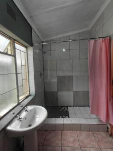 Phòng tắm tại Mama R's Hostel life experience +31 ảnh