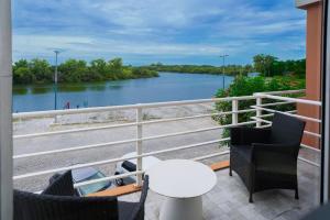 een balkon met uitzicht op een rivier bij Los Muelles Boutique Hotel in Carmelo