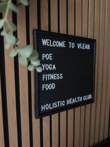 un cartello è appeso a un muro con una pianta di Private Longevity Retreat a Weinstadt Altre 3 foto