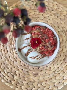 un dolce in una ciotola su un tavolo di Private Longevity Retreat a Weinstadt