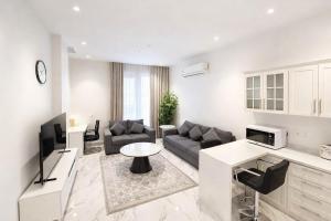 un soggiorno con un divano e un tavolo di Najd Cozy Apartment a Dammam