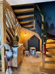 una camera con pareti in legno e una scala in una casa di Ciwersówka Domki Białka Tatrzańska a Białka