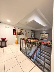 马塔莫罗斯Hotel Ossi Inn的一间有鲜花楼梯的房间