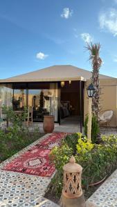 een huis met een tuin met een tapijt ervoor bij Agafay Ecolodge in Aït Mazou +19 foto's