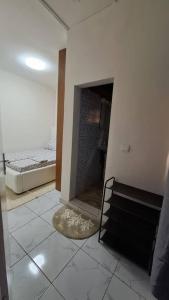 una camera con bagno con camino e letto di Bienvenue chez vous a Libreville