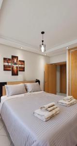 En eller flere senge i et værelse på Apartment in Bouznika with pool + 33 billeder