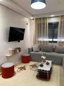 Et tv og/eller underholdning på Apartment in Bouznika with pool