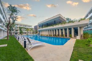 Hồ bơi trong/gần Stylish Playacar Condo with Balcony & Pool