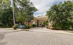 Vườn quanh Stylish Playacar Condo with Balcony & Pool